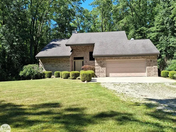 5746 Roberts Rd, Cottrellville, MI 48039