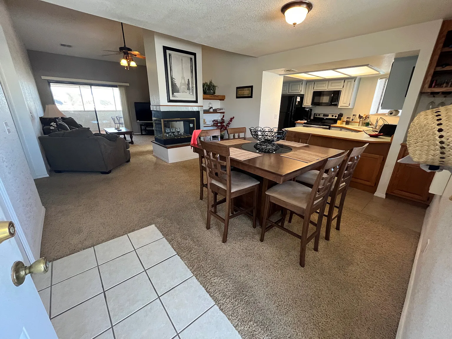 1 bed, 1.5 bath, 862 sqft, $1,275 — Photo 3