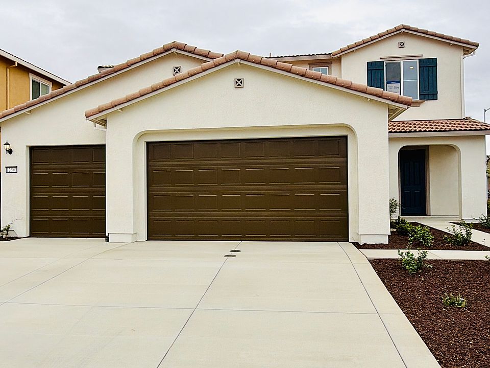 frontside, with 3 horizontal garage parking space