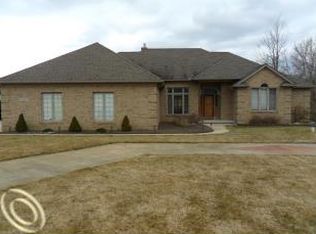 10459 Farmbrook Dr, Brighton, MI