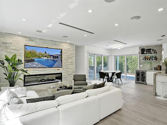 3rd image of 7640 Bayside Ln