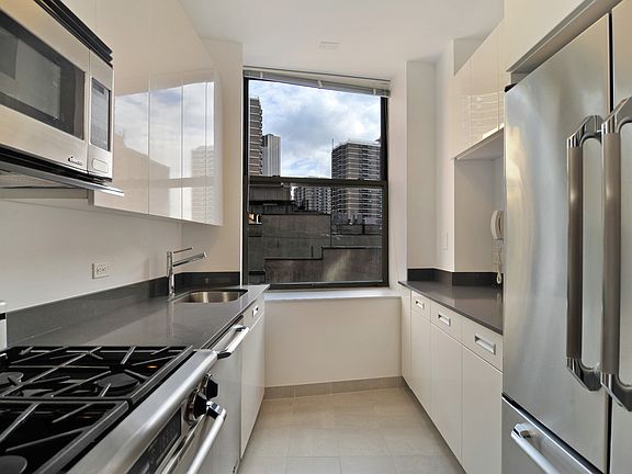 4th image of 99 John St APT 621