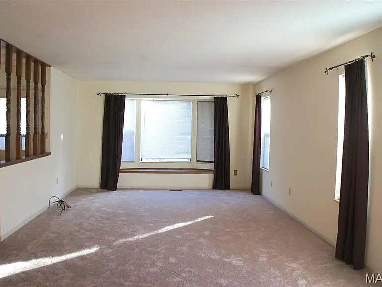 1420 Royal Oak Ct — Photo 3