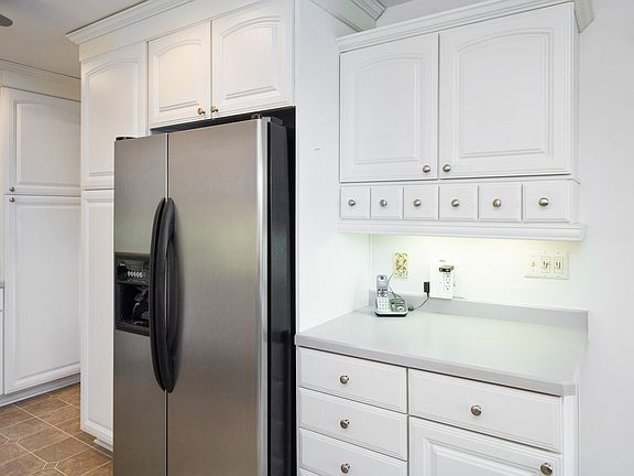 5th image of 265 Essex Ct