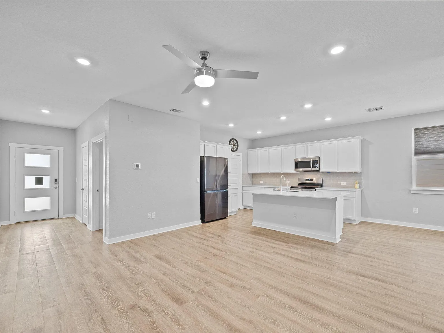 3 bed, 2.0 bath, 1446 sqft, $1,900 — Photo 3