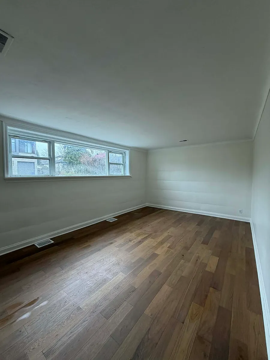 Building Photo - 663 Tweedsmuir Ave #1