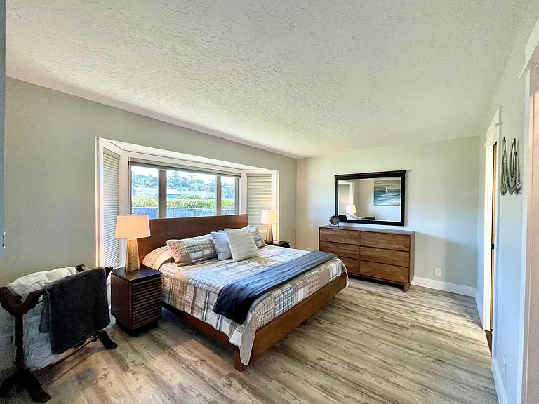 NW Oceania Dr — Photo 32