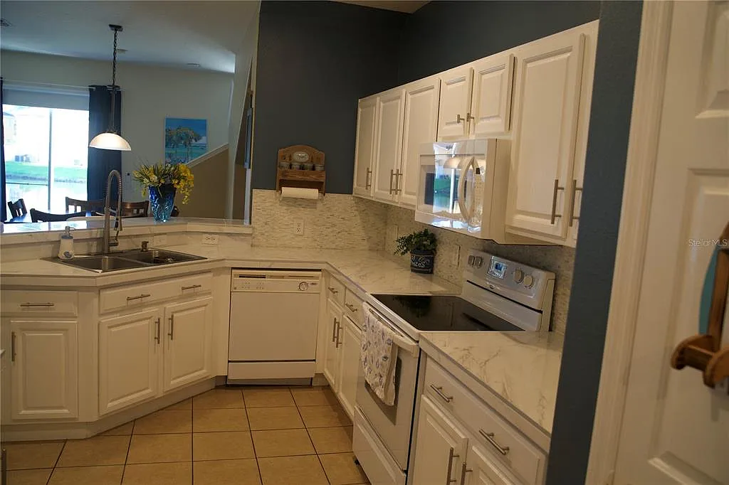 3 bed, 2.5 bath, 1832 sqft, $2,100 — Photo 3