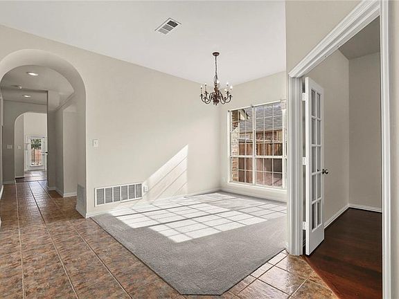 3rd image of 2413 Foxwood Ln