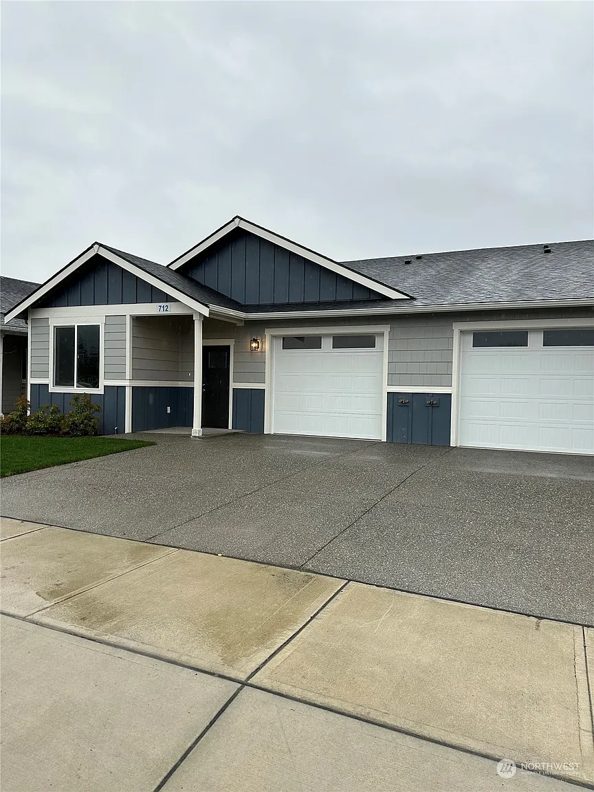 712 Parkland Loop photo 1