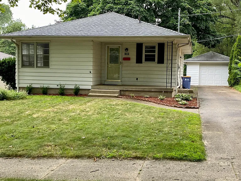 955 Spring Ave NE — Photo 1
