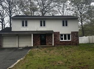 6 Barclay Dr, Coram, NY