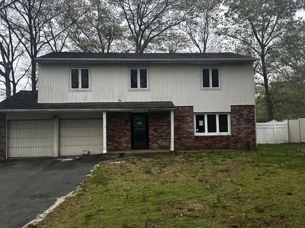 6 Barclay Drive, Coram, NY 11727