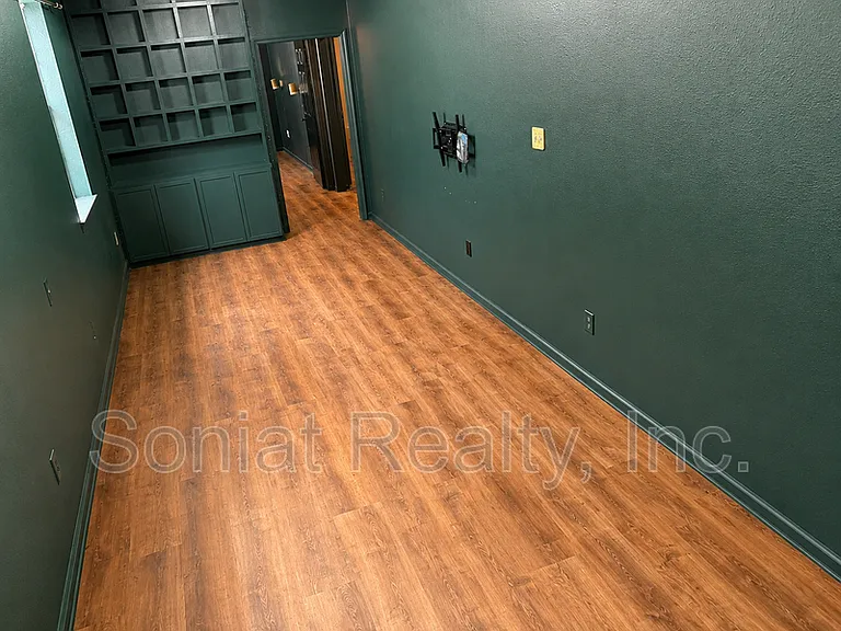 1461 N Robertson St — Photo 13