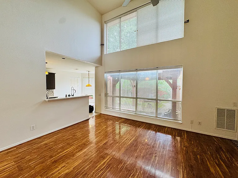 2762 Hillview Dr — Photo 7