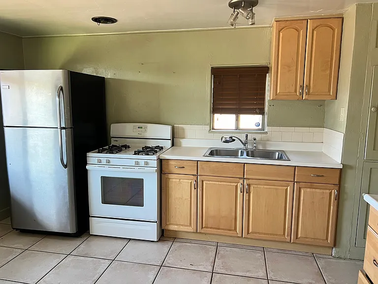 1000 E Spring St #A — Photo 15