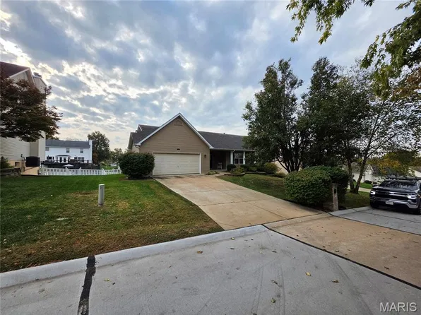 960 Arbor Green Dr, Saint Charles, MO 63304