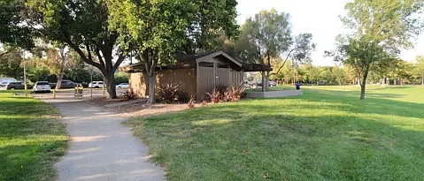 7425 Oxford Cir — Photo 36
