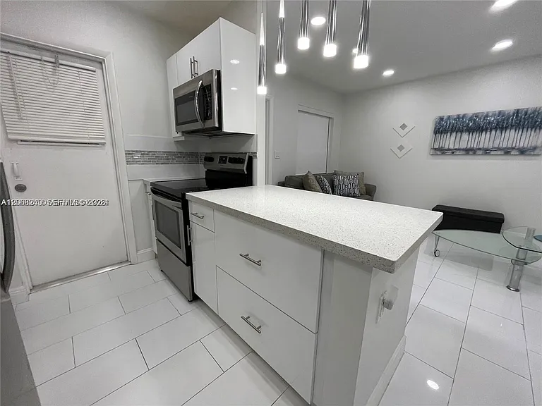 1407 NE 56th St #103 — Photo 6