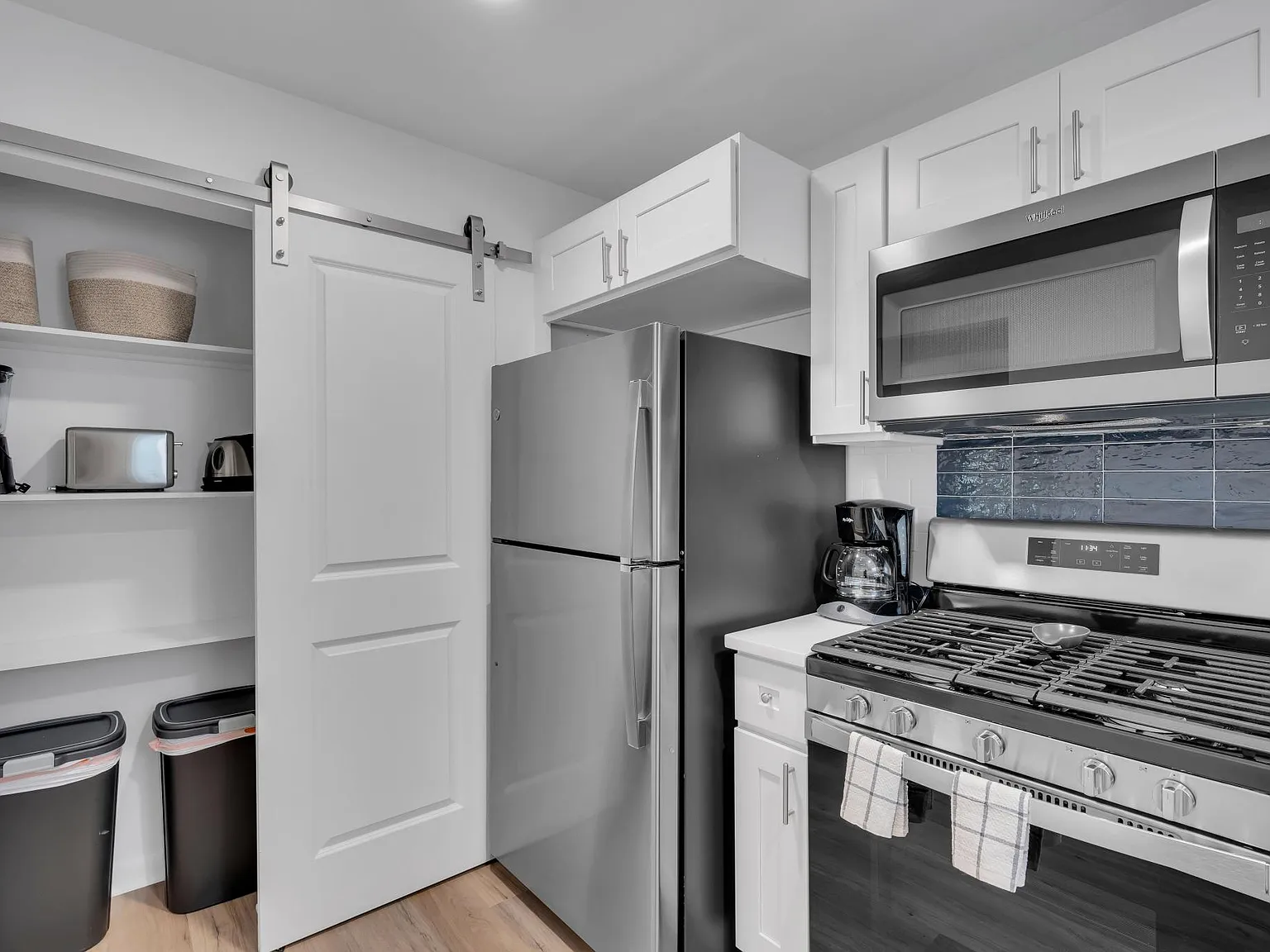 2 bed, 700 sqft, $2,400 — Photo 3