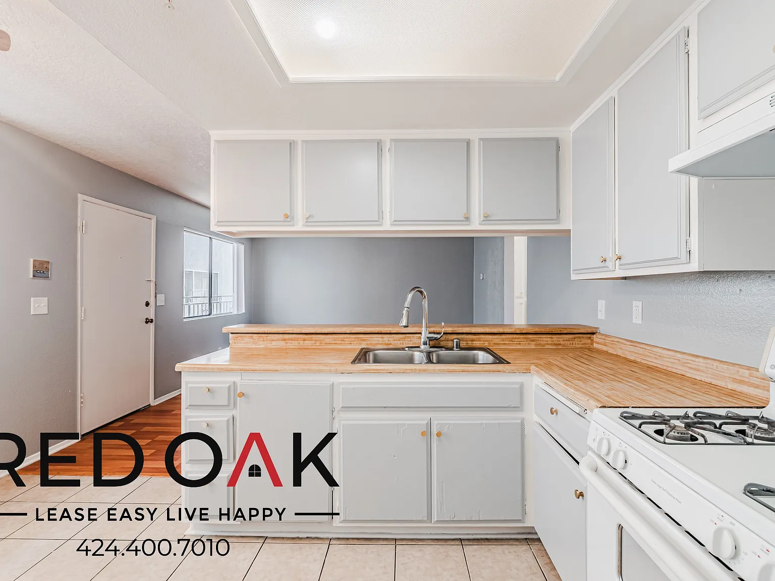 Welcoming 1-Bed with Hardwood-Style Floors, Soaking Tub and On-Site Laundry in the Heart of Hawth... — Photo 4