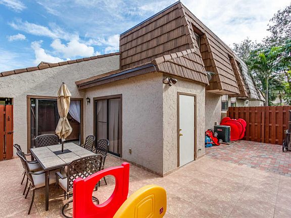 3rd image of 4131 Palm Bay Cir APT A
