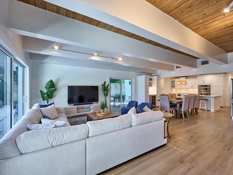 100 Neptune Dr — Photo 29