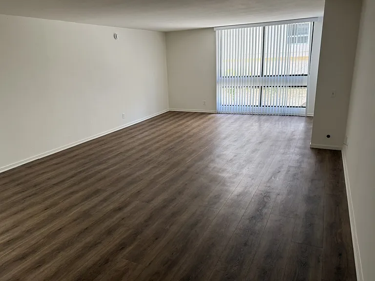 1414 Greenfield Apartments — Photo 27