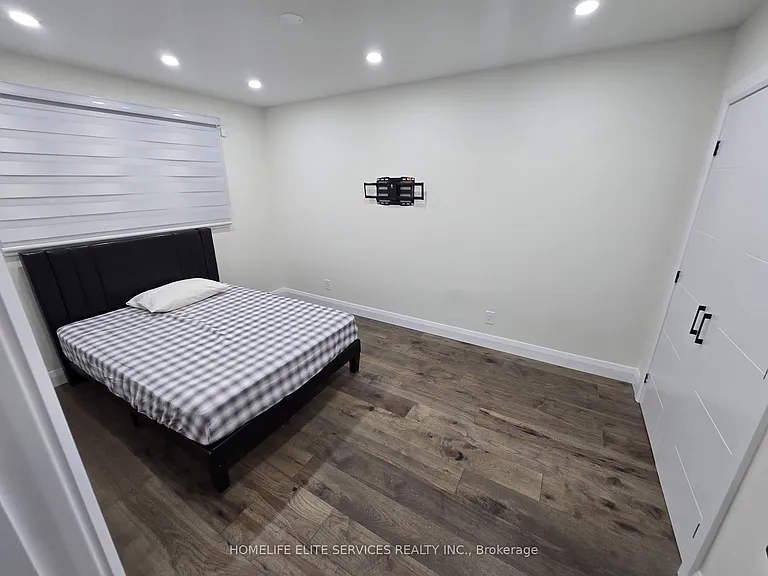 36 Manorglen Cres — Photo 5