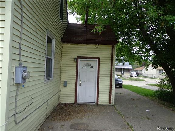 4th image of 21610 Pleasant St