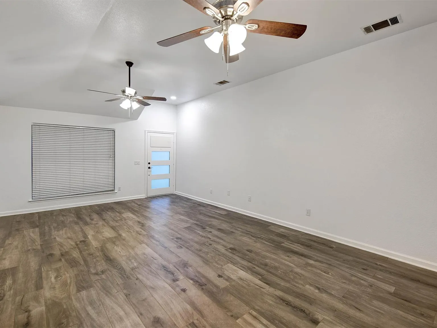 3 bed, 2.0 bath, 1985 sqft, $1,995 — Photo 4