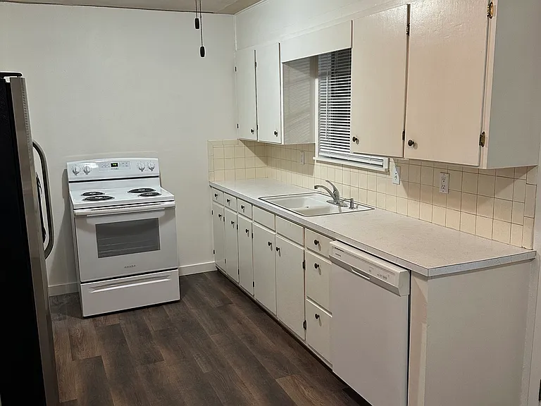 1009 W Oak St — Photo 4