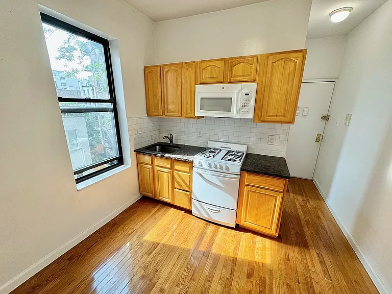 352 W 15th St #301 — Photo 13