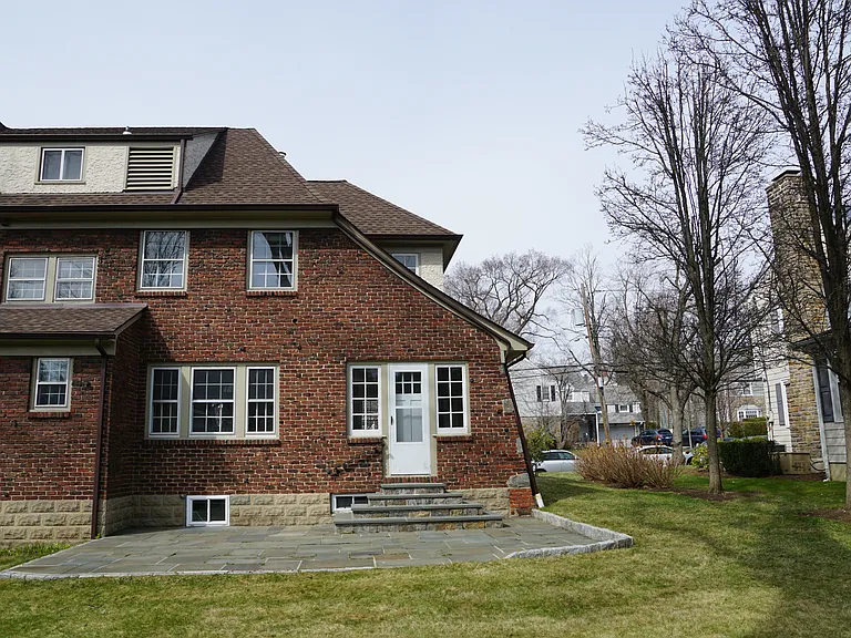 10 Bon Air Ave — Photo 4