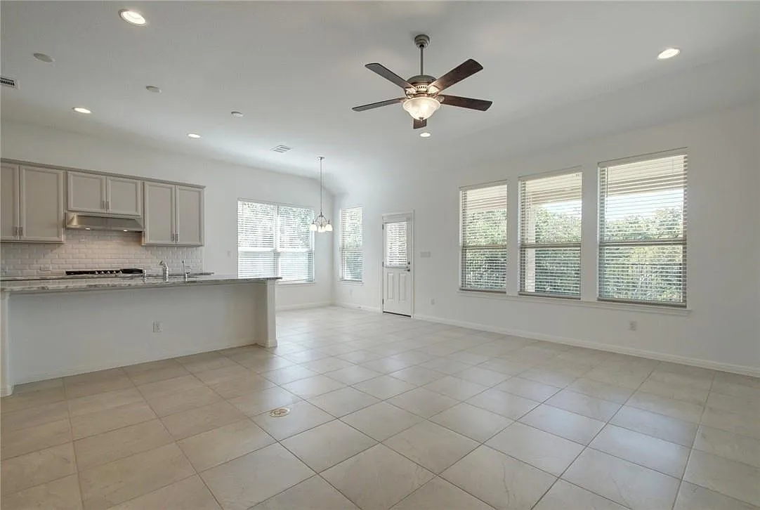 4 bed, 2.5 bath, 2875 sqft, $2,985 — Photo 2