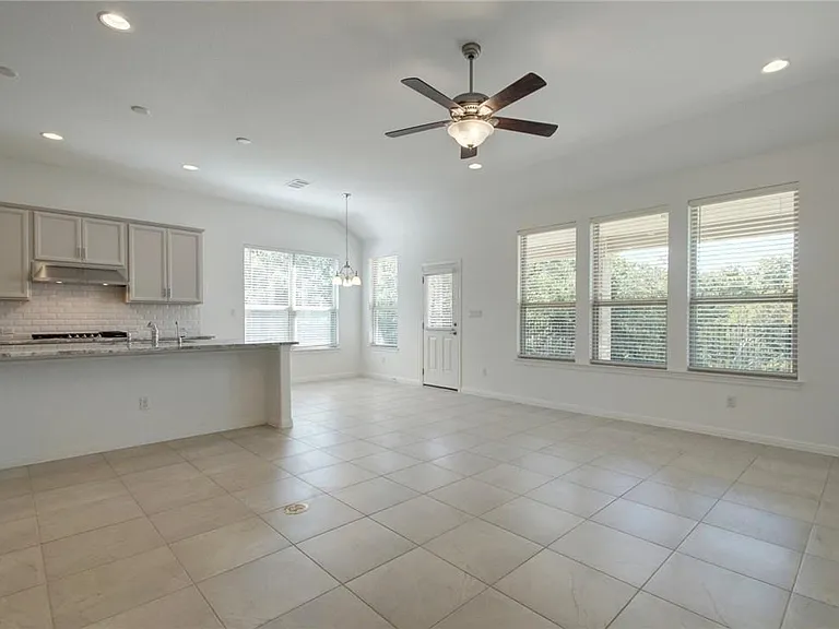 113 Meadow Wood Cv — Photo 2