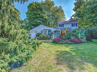 2 Breslau St, Bay Shore, NY 11706