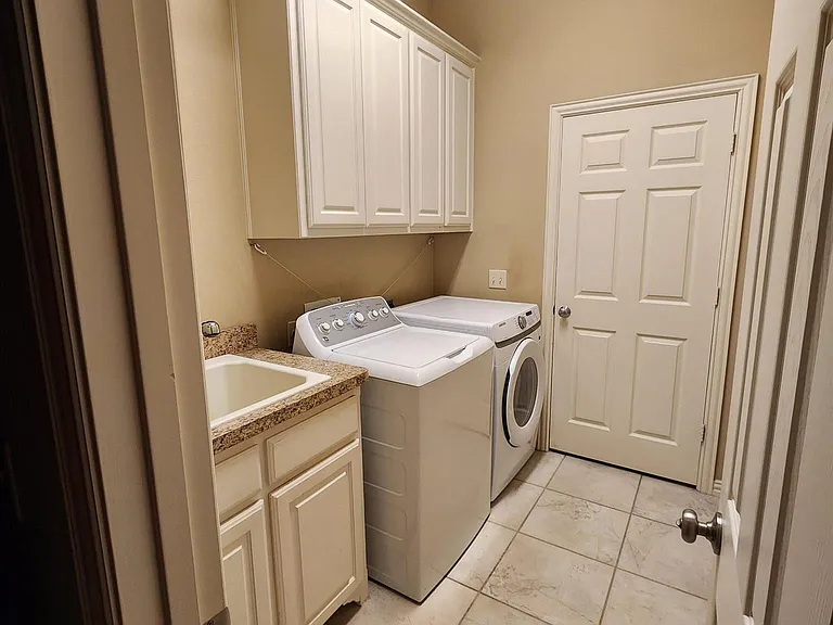 10082 Drawbridge Dr — Photo 16