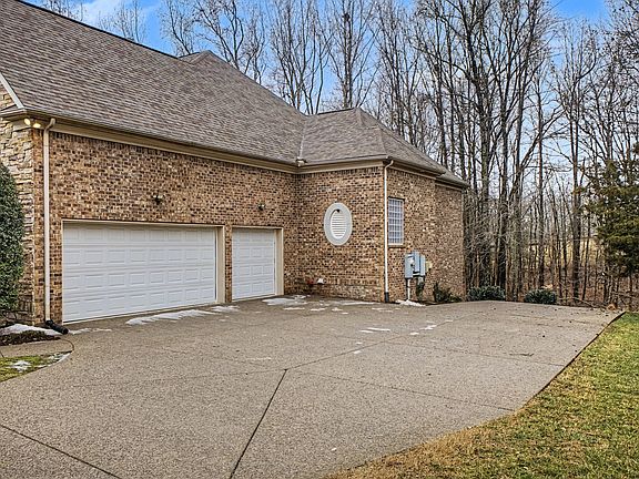 4th image of 871 Arlington Heights Dr