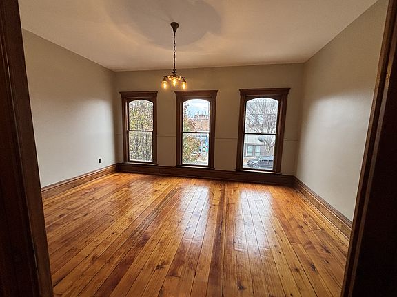 5th image of 224 1/2 W Madison St