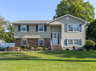 28 Oak Leaf Ln, Toms River, NJ