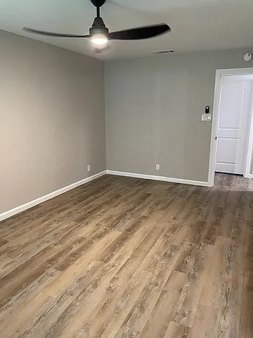 Spacious main bedroom