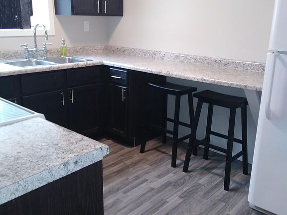 4th image of 904 Goguac St W