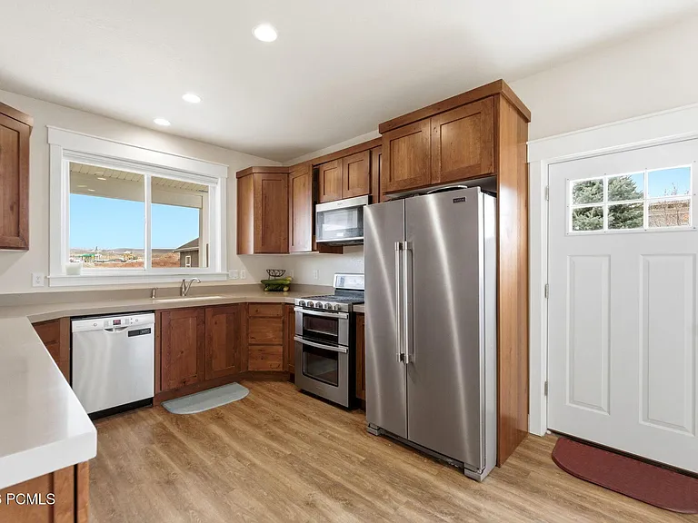 415 E Earl St — Photo 25