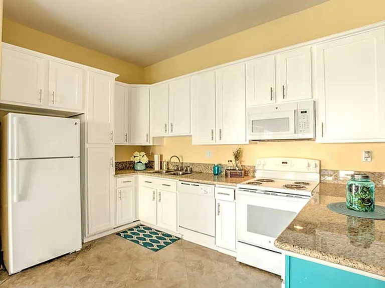 Shadow Mountain Apartments — Photo 11