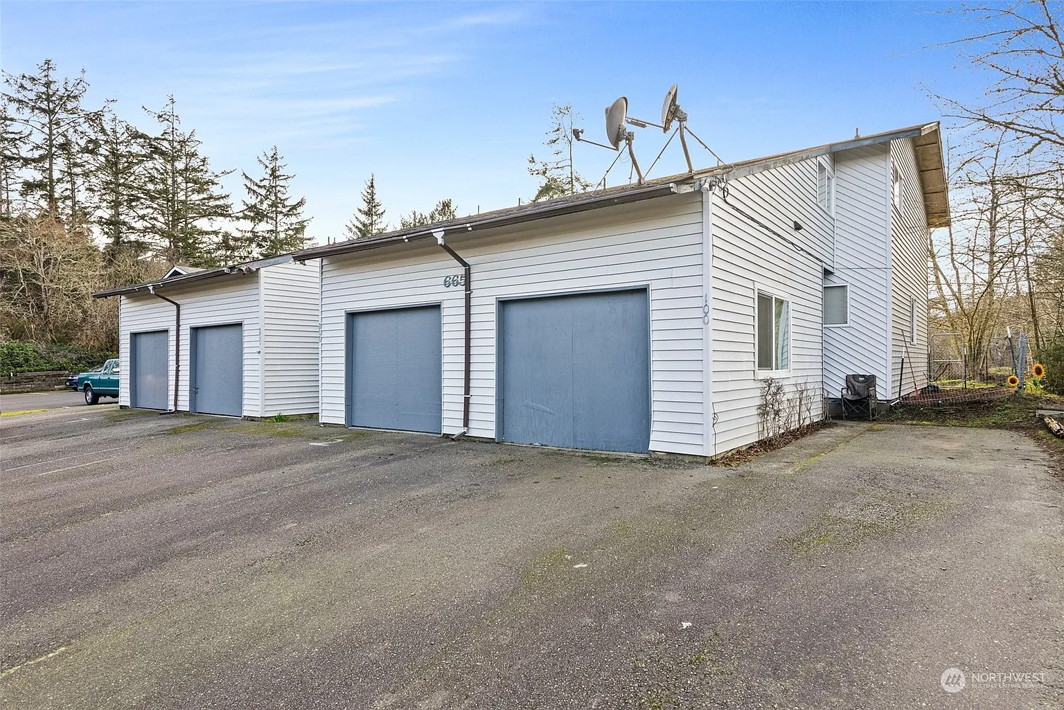 665 Sunset Avenue photo 1