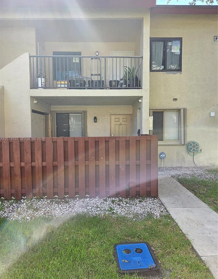 Royale Gardens Condo — Photo 1