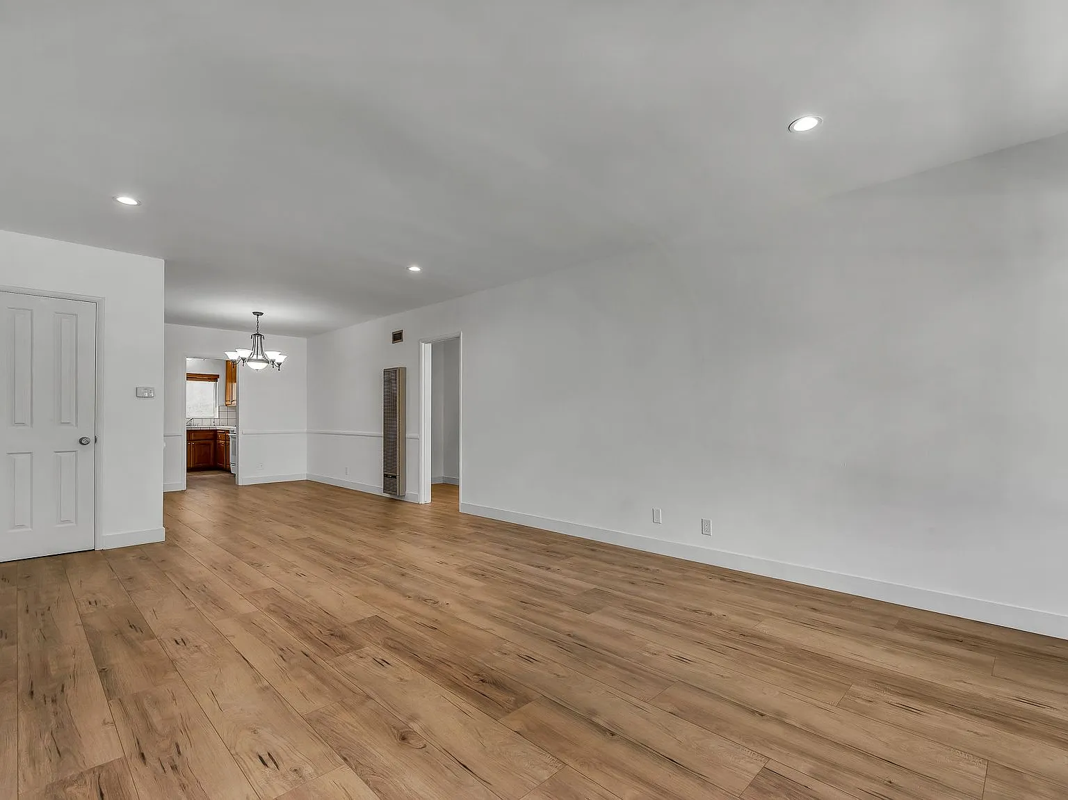 2 bed, 1000 sqft, $2,680 — Photo 2