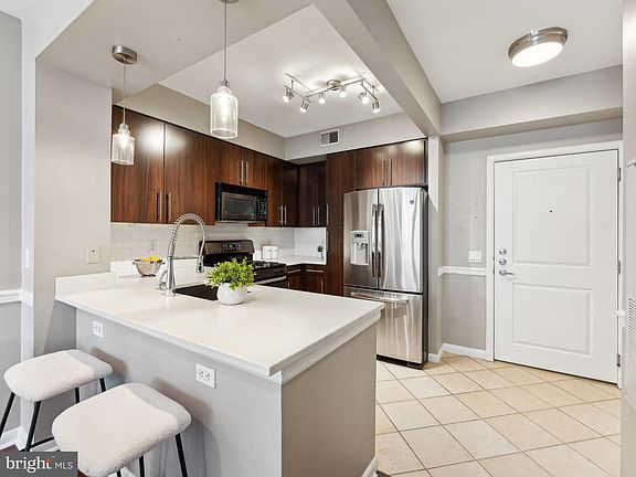 4th image of 1021 Garfield St #902