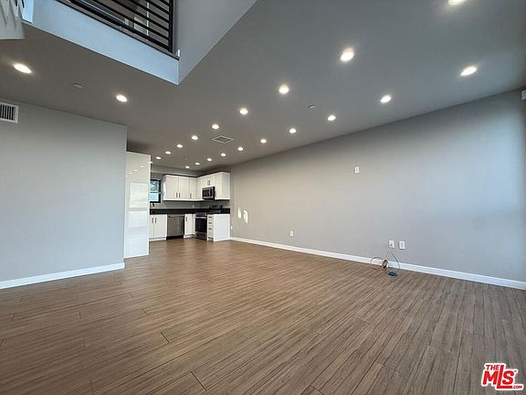 3rd image of 9904 Laurel Canyon Blvd